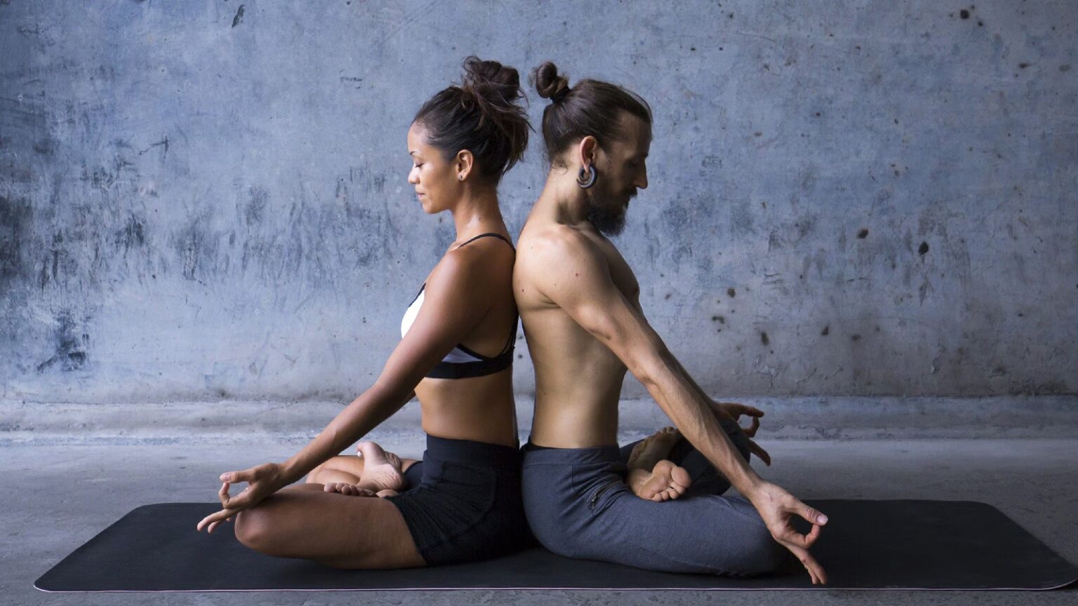 Valentine’s Day: How couples yoga helps to relieve stress in your relationship