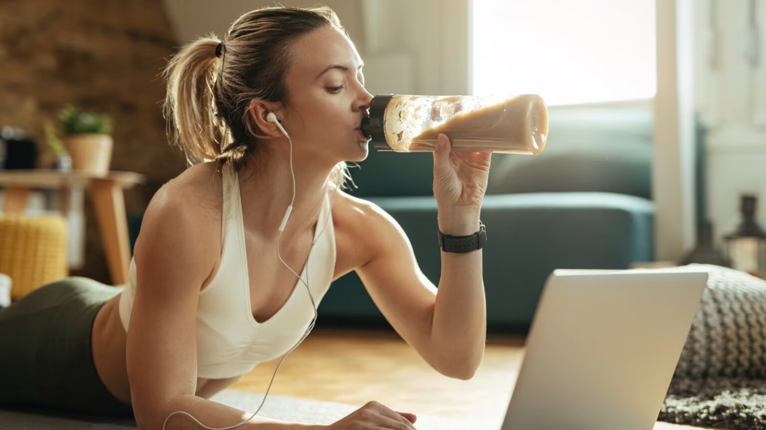 Can you take protein powder without working out? Dietitian says ONLY this much